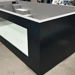 Piscine en polypropylène de 6,5 m x 2,5 m avec fenêtre de 4 m.